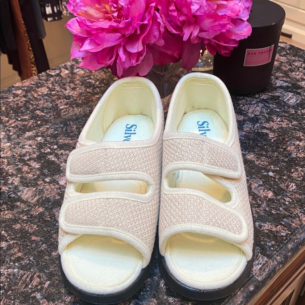 Silvert’s - Cream Slip Resistant & Velcro Sandals. Size 7.  EUC.